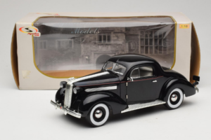 Pontiac Deluxe Melns Signature Models 1:18 18106 Metāls — attēls 8 no 8