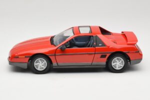Pontiac Fiero GT Sarkans Road Signature 1:18 92588 Metāls — attēls 4 no 8