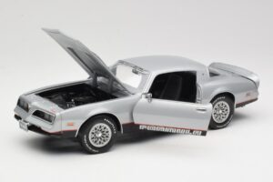 Pontiac Firebird Formula Sudrabs ERTL 1:18 33514 Metāls — attēls 2 no 8