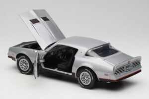 Pontiac Firebird Formula Sudrabs ERTL 1:18 33514 Metāls — attēls 5 no 8