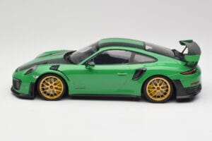 Porsche 911 991.2 GT2 RS Weissach Package British Racing Zaļš & Zeltaini Riteņi Minichamps 1:18 153068318 Metāls — attēls 3 no 6