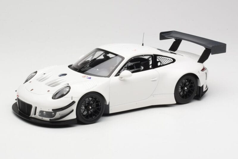 Porsche 911 991.2 GT3 R Balts ar Melniem Diskiem Minichamps 1:18 155186900 Metāls