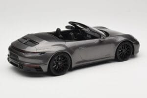 Porsche 911 992 Carrera 4 GTS Kabriolets Grey Metallic Minichamps 1:18 155063031 Metāls — attēls 2 no 6