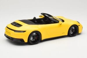 Porsche 911 992 Carrera 4 GTS Kabriolets Dzeltens Minichamps 1:18 155063030 Metāls — attēls 2 no 6