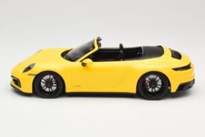 Porsche 911 992 Carrera 4 GTS Kabriolets Dzeltens Minichamps 1:18 155063030 Metāls — attēls 3 no 6