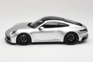 Porsche 911 992 Carrera 4 GTS Sudrabs Minichamps 1:18 155063104 Metāls — attēls 3 no 6