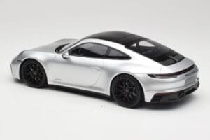 Porsche 911 992 Carrera 4 GTS Sudrabs Minichamps 1:18 155063104 Metāls — attēls 5 no 6