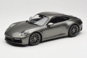 Porsche 911 992 Carrera 4S Aventurine Green Metallic Minichamps 1:18 155067328 Metāls