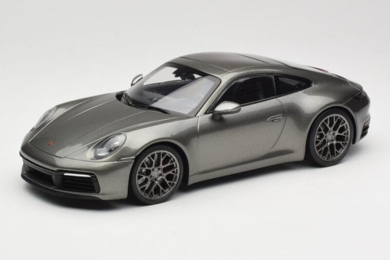 Porsche 911 992 Carrera 4S Aventurine Green Metallic Minichamps 1:18 155067328 Metāls
