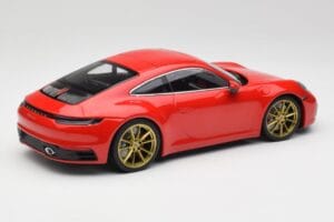 Porsche 911 992 Carrera 4S Guards Sarkans & Zeltaini Riteņi Minichamps 1:18 153067328 Metāls — attēls 2 no 6
