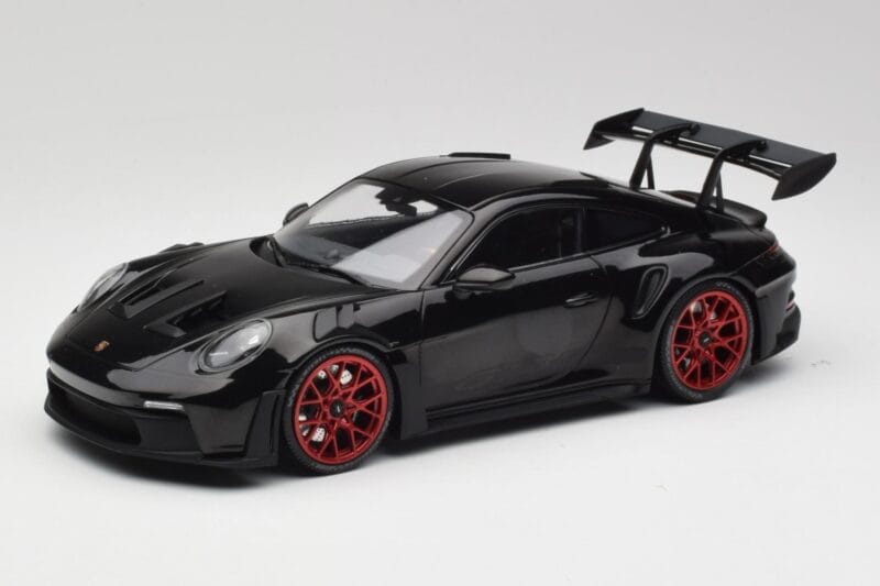 Porsche 911 992 GT3 RS Melns & Sarkani Riteņi & Melns Dekors Minichamps 1:18 153062240 Metāls