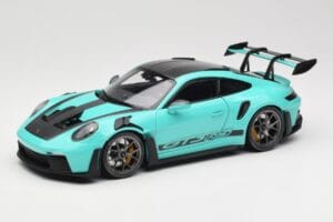 Porsche 911 992 GT3 RS Python Green & Dark Silver Wheels Minichamps 1:18 110062026 Metāls