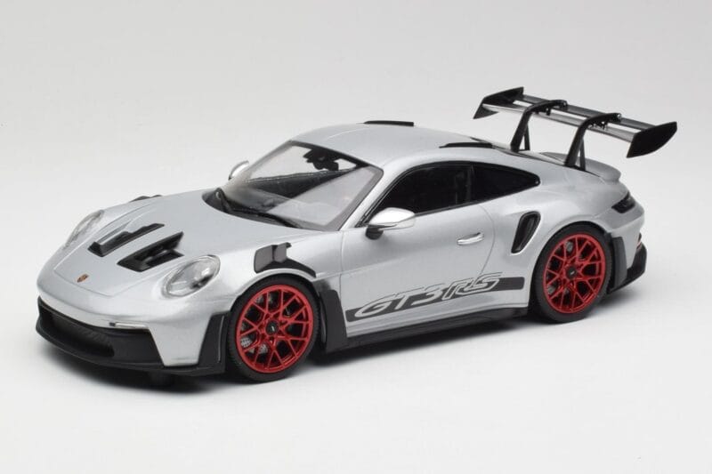 Porsche 911 992 GT3 RS Sudrabs & Sarkani Riteņi Minichamps 1:18 153062241 Metāls