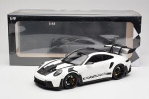 Porsche 911 992 GT3 RS Balts & Melni Riteņi Minichamps 1:18 155062230 Metāls — attēls 6 no 6