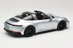 Porsche 911 992 Targa 4 GTS Sudrabs Minichamps 1:18 155061061 Metāls — attēls 2 no 6