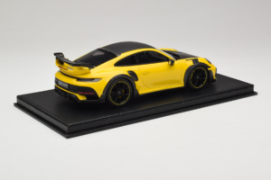 Porsche 911 992 TechArt GTstreet R Dzeltens Ar Melniem Diskiem TechArt 1:18 REMC011 Sveķi — attēls 3 no 6