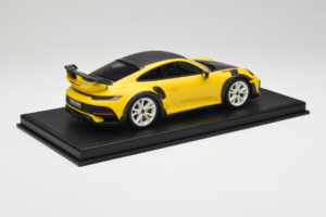 Porsche 911 992 TechArt GTstreet R Dzeltens Ar Baltiem Diskiem TechArt 1:18 REMC015 Sveķi — attēls 2 no 6