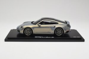 Porsche 911 Turbo S 992 Silver Bamboo Chromaflire With Display Case Spark 1:18 WAP0219100RTSS Sveķi