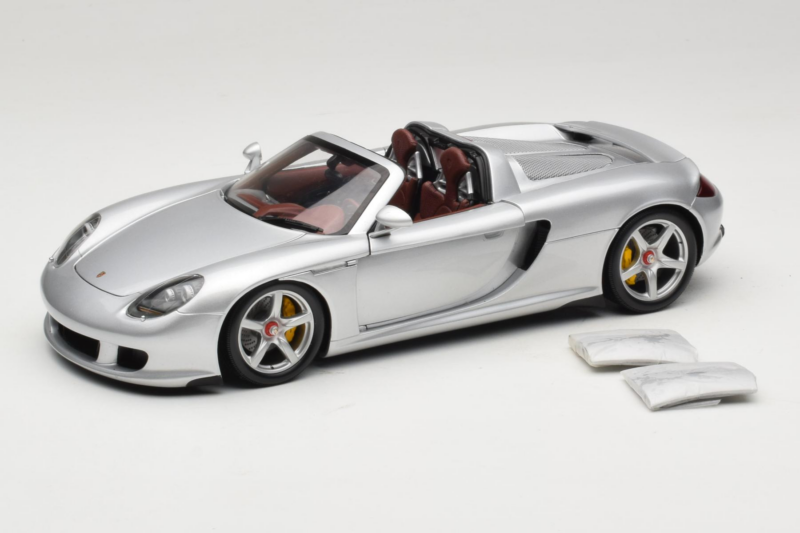 Porsche Carrera GT Silver Metallic Minichamps 1:18 WAP02103014 Metāls
