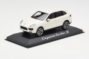 Porsche Cayenne 958 Turbo S Balts Minichamps 1:43 WAP0200220C Metāls — attēls 2 no 4