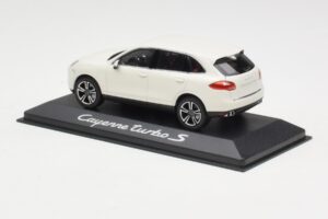 Porsche Cayenne 958 Turbo S Balts Minichamps 1:43 WAP0200220C Metāls — attēls 3 no 4