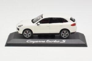 Porsche Cayenne 958 Turbo S Balts Minichamps 1:43 WAP0200220C Metāls