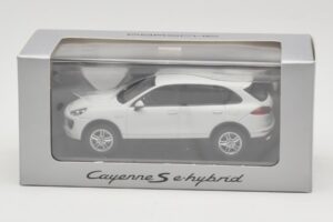 Porsche Cayenne 958 S e-Hybrid Balts Minichamps 1:43 WAP0200040E Metāls — attēls 4 no 4