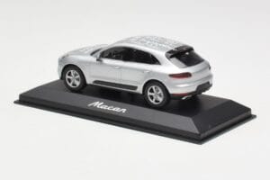 Porsche Macan 95B Silver Grey Metallic Prototips Minichamps 1:43 WAP0201540E Metāls — attēls 3 no 4