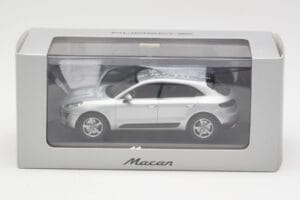 Porsche Macan 95B Silver Grey Metallic Prototips Minichamps 1:43 WAP0201540E Metāls — attēls 4 no 4