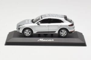 Porsche Macan 95B Silver Grey Metallic Prototips Minichamps 1:43 WAP0201540E Metāls