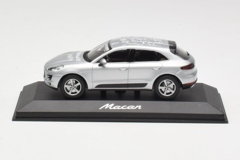 Porsche Macan 95B Silver Grey Metallic Prototips Minichamps 1:43 WAP0201540E Metāls