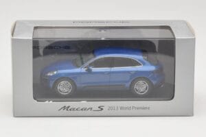 Porsche Macan 95B S Zils World Premiere Minichamps 1:43 WAP0201550E Metāls — attēls 4 no 4