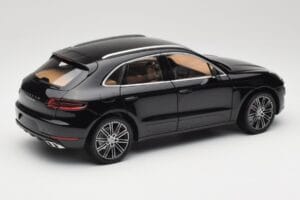 Porsche Macan Turbo 95B Black Metallic Minichamps 1:18 110062502 Metāls — attēls 3 no 8