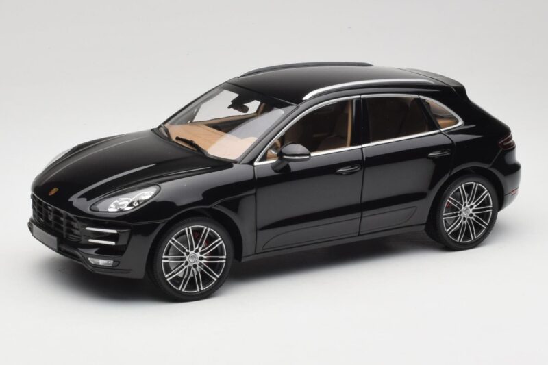 Porsche Macan Turbo 95B Black Metallic Minichamps 1:18 110062502 Metāls
