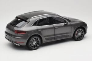 Porsche Macan Turbo 95B Grey Metallic Minichamps 1:18 110062501 Metāls — attēls 3 no 8