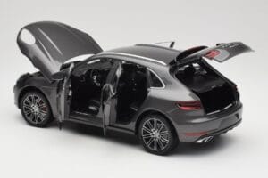 Porsche Macan Turbo 95B Grey Metallic Minichamps 1:18 110062501 Metāls — attēls 5 no 8