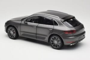 Porsche Macan Turbo 95B Grey Metallic Minichamps 1:18 110062501 Metāls — attēls 7 no 8