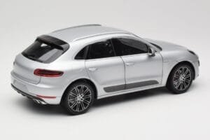 Porsche Macan Turbo 95B Sudrabs Minichamps 1:18 110062504 Metāls — attēls 3 no 8