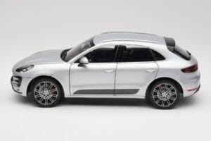 Porsche Macan Turbo 95B Sudrabs Minichamps 1:18 110062504 Metāls — attēls 4 no 8