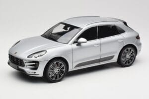 Porsche Macan Turbo 95B Sudrabs Minichamps 1:18 110062504 Metāls