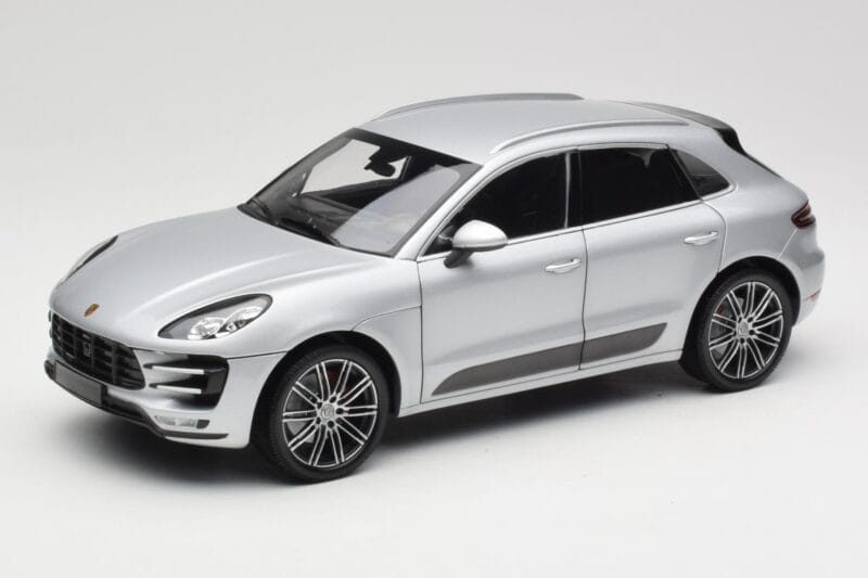 Porsche Macan Turbo 95B Sudrabs Minichamps 1:18 110062504 Metāls