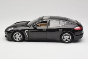 Porsche Panamera Turbo 970 Melns Maisto 1:18 36197 Metāls — attēls 4 no 8