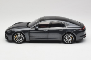 Porsche Panamera 971 Turbo S Grey Metallic Minichamps 1:18 113061073 Metāls — attēls 4 no 8