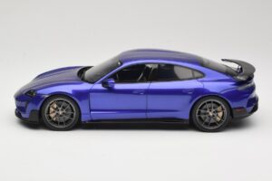 Porsche Taycan J1 Turbo GT Purple Sky Metallic GT Spirit 1:18 GT520 Sveķi — attēls 3 no 6