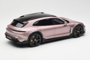 Porsche Taycan Turbo S Cross Turismo Metāliska Rozā GT Spirit 1:18 GT440 Sveķi — attēls 2 no 6