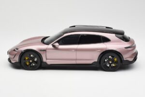 Porsche Taycan Turbo S Cross Turismo Metāliska Rozā GT Spirit 1:18 GT440 Sveķi — attēls 3 no 6