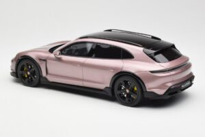 Porsche Taycan Turbo S Cross Turismo Metāliska Rozā GT Spirit 1:18 GT440 Sveķi — attēls 5 no 6