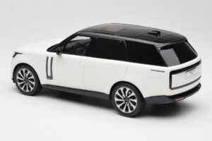 Land Rover Range Rover L460 P530 Autobiography Fuji White GT Spirit 1:18 GT533 Sveķi — attēls 5 no 6