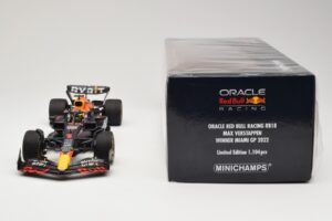Red Bull Racing RB18 #1 M. Verstappen Winner Miami GP 2022 Minichamps 1:18 110220501 Metāls — attēls 6 no 6
