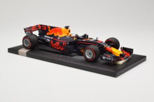 Red Bull Racing Tag Heuer RB13 #3 D. Ricciardo 3rd Place Malaysian GP 2017 Minichamps 1:18 117171503 Metāls — attēls 4 no 6